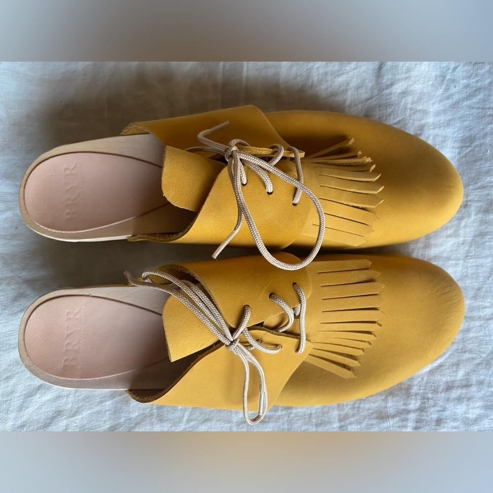 Bryr mustard clogs size 40